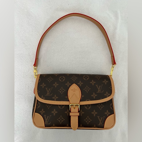 Monogram 👜 comes with 2 straps💖 - Picture 3 of 13